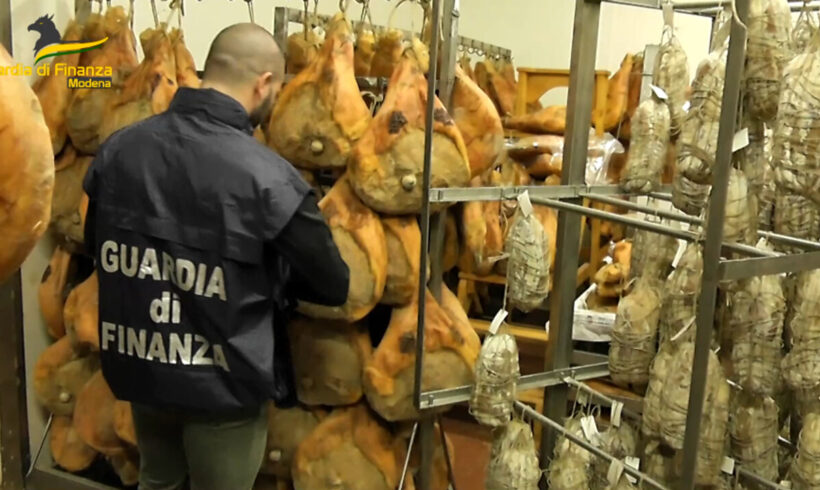 Appalti “fantasma” di manodopera nel settore carni, maxi evasione per una rete di 11 imprese Appalti “fantasma” di manodopera nel settore carni, maxi evasione per una rete di 11 imprese